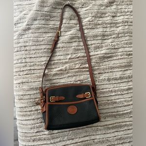 Vintage Dooney & Bourke cross body purse.